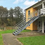 4 Person In Hals-by Traum * Hals