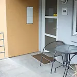 4 Person In Hals-by Traum * Hals