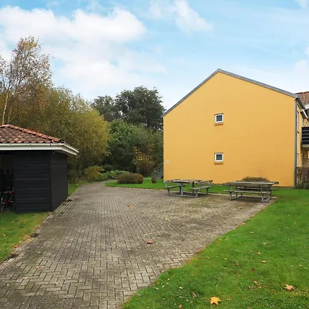 4 Person In Hals-by Traum *