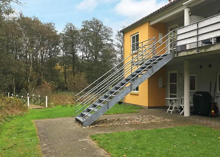 4 Person In Hals-by Traum * Hals